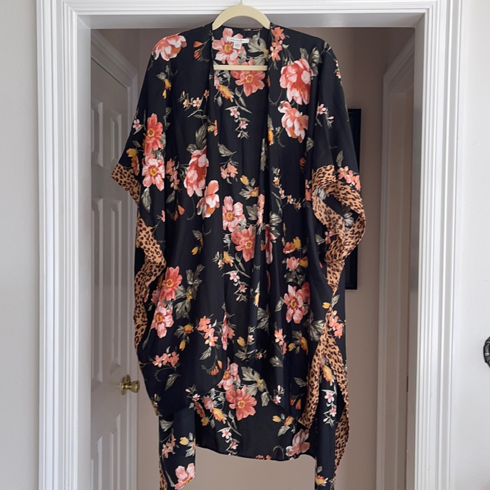 American Eagle floral/leopard kimono